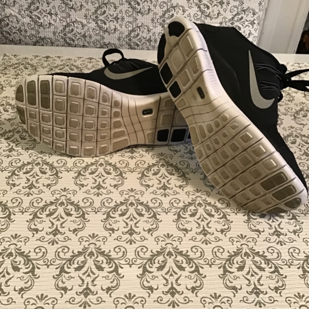 Nike Free 5.0 size 5 black, metallic silver, dark grey and white - Picture 4 of 5